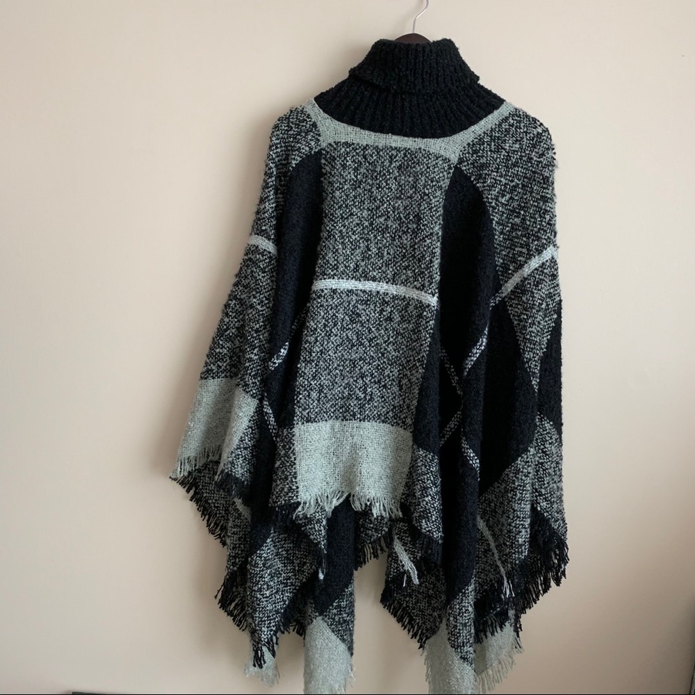Poncho Black White💕